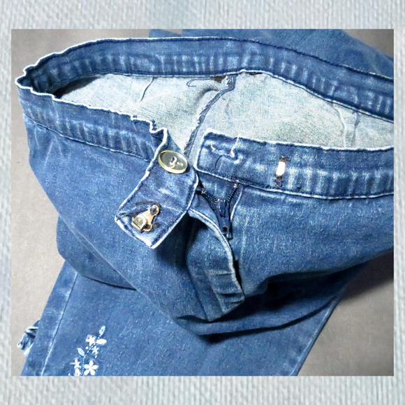 Capri Stretch Jeans w/Flowers - Picture 4 of 4